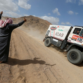 Un espectador anima a uno de los participantes en el Rally Dakar, en una de las etapas en el desierto de Arabia Saudi. REUTERS / Hamad I Mohammed