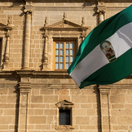 Bandera de Andalucía en el exterior del Parlamento andaluz. EFE