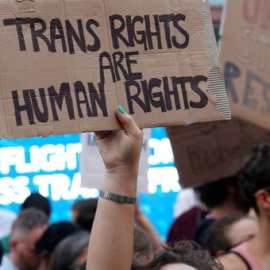 Manifestantes contra el veto de Donald Trump a las personas transgénero en el Ejército, en 2017. REUTERS/Carlo Allegri
