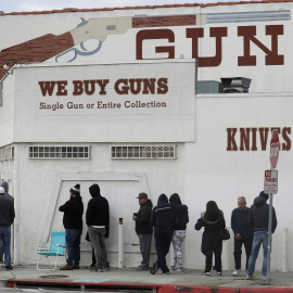 Varias personas hacen cola en una tienda de armas durante la pandemia del coronavirus, en la localidad californiana de Culver (EEUU). REUTERS/Patrick T. Fallon