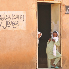 Escolares esperando turno para una revisión médica en Sudán, 2017. WHO / M. Elamin