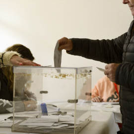  Un hombre ejerce su derecho a voto, en una foto de archivo. - Europa Press