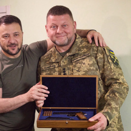  Fotografía de julio de 2023 distribuida por el servicio de prensa presidencial de Ucrania, del presidente Volodímir Zelenski con el jefe de las Fuerzas Armadas, Valeri Zaluzhni, a quien le ha regalado una pistola por su cumpleaños. AFP/SERVICIO DE PRE