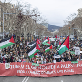 Manifestación de la coalición de entidades "Basta de complicidad con Israel" para exigir al Gobierno que cese la compra y venta de armas con el país hebreo, este domingo, en Barcelona. EFE/ Marta Pérez