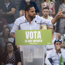  El secretario general de Vox, Ignacio Garriga, atiende a los medios durante un acto de campaña electoral, en la Plaza de la Justicia de Zaragoza, a 8 de julio de 2023, en Zaragoza, Aragón (España). Marcos Cebrián / Europa Press