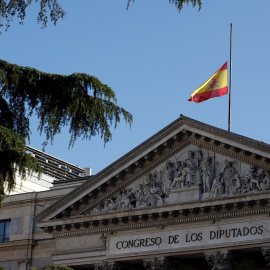 La bandera de España ondea a media asta en el Congreso en la primera jornada de luto oficial por las víctimas del coronavirus. EFE/Chema Moya