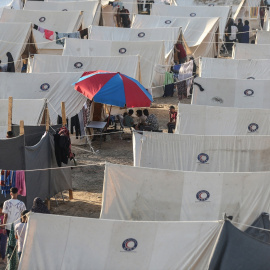  Se instalan tiendas de campaña para los palestinos que buscan refugio en los terrenos del centro del Organismo de Obras Públicas y Socorro de las Naciones Unidas para los Refugiados de Palestina (OOPS) en Khan Yunis, en el sur de la Franja de Gaza. Fot