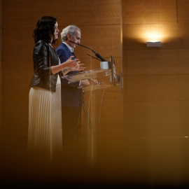 La presidenta de la Comunidad de Madrid, Isabel Díaz Ayuso, y el consejero de Sanidad de la comunidad, Enrique Ruiz Escudero, en rueda de prensa. E.P.