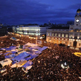Imagen de la Puerta del Sol la noche del 15M de 2011. EFE
