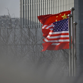 Las banderas de EEUU y de China, a la entrada de un edificio de oficinas en Pekín. AFP