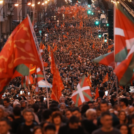 Centenares de personas con banderas, durante una movilización organizada por Eh Bildu, desde la plaza de La Casilla hasta la Plaza Zabalburu, a 18 de noviembre de 2023, en Bilbao, Vizcaya, País Vasco (España).- H.Bilbao / Europa Press