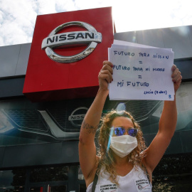 Una trabajadora de Nissan protesta por el anunciado cierre de la planta de la Zona Franca de Barcelona, frente a un concesionario de la firma japonesa en Granollers. EFE/Alejandro Garcia