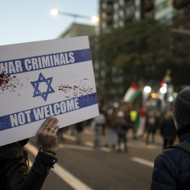 Cientos de personas protestan con banderas palestinas y carteles durante una manifestación en apoyo a Palestina, a 20 de enero de 2024, en Barcelona, Catalunya (España). Lorena Sopêna / Europa Press
