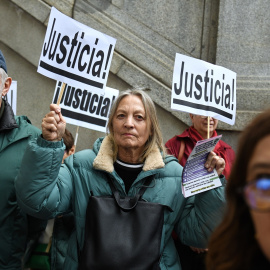 Varias personas durante una concentración frente a la sede del Consejo General del Poder Judicial (CGPJ), a 29 de abril de 2024, en Madrid (España).- Fernando Sánchez / Europa Press