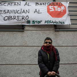  Paloma Santos, vecino de una de las viviendas de los edificios de la calle María Guerrero de Madrid amenazados por el desahucio de la Sareb, en febrero de 2020.- JAIRO VARGAS
