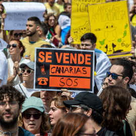 Decenas de personas protestan con carteles durante una manifestación contra el modelo turístico, a 20 de abril de 2024, en Las Palmas de Gran Canaria, Gran Canaria, Canarias (España).- Europa Press Canarias