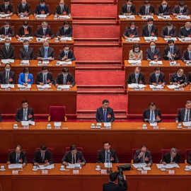  El presidente chino, Xi Jinping (c), y el primer ministro Li Keqiang (c-d), rodeados del resto de delegados, asisten a la segunda sesión plenaria de la Asamblea Nacional Popular en el Gran Palacio del Pueblo Chino, en Pekín. EFE/ROMAN PILIPEY