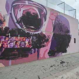  Mural feminista de Ciudad Lineal que ha amanecido EL 8M completamente vandalizado, tachando los rostros de las mujeres que han hecho historia. E.P./Alberto Ortega / Europa Press