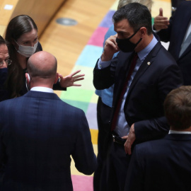 EL primer ministro holandes, Mark Rutte, la primera ministra finalndesa, Sanna Marin, el presidente del Consejo Europeo, Charles Michel, el presidente del Gobierno, Pedro Sanchez, y el presidente de Francia, Emmanuel, charlan antes de una de las sesiones 