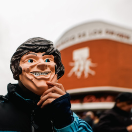 Un simpatizante del presidente de Argentina Javier Milei usa una máscara del mandatario este miércoles, antes de ingresar al estadio Luna Park en Buenos Aires (Argentina).- EFE/ Juan Ignacio Roncoroni