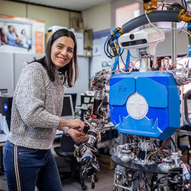  Figura 3. Concha Monje con el robot humanoide TEO de la Universidad Carlos III de Madrid. - TELOS