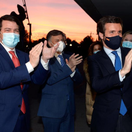  El presidente de la Junta de Castilla y León, Alfonso Fernández Mañueco (i), recibe la felicitación del presidente del PP, Pablo Casado (d), tras no prosperar la moción de censura por parte del PSOE contra su gobierno, hoy lunes en Valladolid. EFE/N
