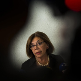 La abogada argentina Ana Messuti, en el centro, habla durante una conferencia de prensa en Madrid,.- (AP foto/Daniel Ochoa de Olza)
