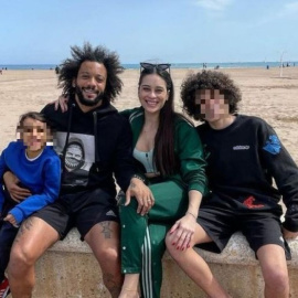 El futbolista Marcelo y su familia en la playa de València.