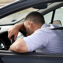  Un conductor echando una cabezada. Shutterstock
