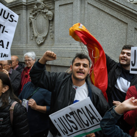 Varias personas durante una concentración frente a la sede del Consejo General del Poder Judicial (CGPJ), a 29 de abril de 2024, en Madrid (España).- Fernando Sánchez / Europa Press