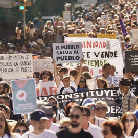  La manifestación de Marea Blanca para exigir mejoras en la atención primaria bajo el lema 'Nos roban la sanidad, nos quitan la vida', en Málaga (Andalucía, España).- Álex Zea / Europa Press