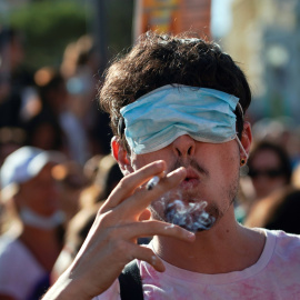 Uno de los asistentes a la manifestación anti-mascarillas, en la Plaza de Colón de Madrid, del pasado domingo. REUTERS/Juan Medina