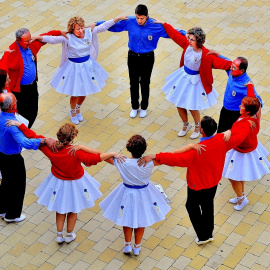 El baile de la sardana, propio de Catalunya. / Viquipèdia