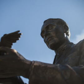 Detalle de la estatua de Federico Grarcía Lorca en la céntrica plaza de Santa Ana, en Madrid. AFP/TM GANDOLFINI