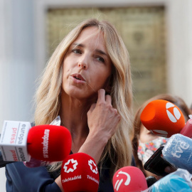 La hasta ahora portavoz del PP en el Congreso, Cayetana Álvarez de Toledo, durante su rueda de prensa a las puertas del Congreso de los Diputados, después de que el presidente del PP, Pablo Casado, le comunicara su destitución. EFE/Juan Carlos Hidalgo