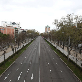 Vista del Paseo de la Castellana de Madrid prácticamente desierto durante el estado de alarma. REUTERS/Sergio Perez