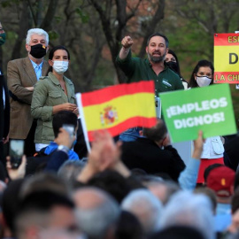El líder de VOX, Santiago Abascal (c), interviene durante el acto de presentación de la candidatura de Rocío Monasterio (3i) para las próximas elecciones en la Comunidad de Madrid, este miércoles en el distrito de Puente de Vallecas, Madrid. - EFE