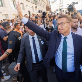 El líder del PP y candidato a la Presidencia del Gobierno, Alberto Núñez Feijóo, saluda a su salida del Congreso a los simpatizantes. / Eduardo Parra (Europa Press)