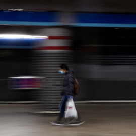  Una persona camina con una bolsa por las estación de Atocha, en Madrid.- Óscar del Pozo / AFP