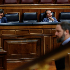 El presidente del Gobierno, Pedro Sánchez, y el vicepresidente segundo, Pablo Iglesias, durante el pleno del Congreso para aprobar una nueva prórroga del estado de alarma. EFE/Mariscal