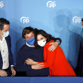  La presidenta de la Comunidad de Madrid, Isabel Díaz Ayuso, acompañada por el presidente del partido Pablo Casado (d), el alcalde de Madrid José Luis Martínez-Almeida (2i) y el secretario general del PP Teodoro García Egea.- EFE