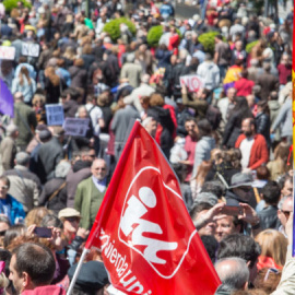 Militantes de Izquierda Unida con banderas republicanas y de la organización.- Izquierda Unida