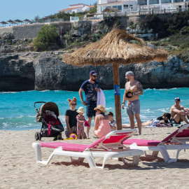  Un grupo de personas en la playa de Cala Domingos Gran de Manacor. EFE/CATI CLADERA