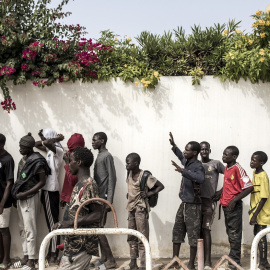 Chicos de la calle, llamados talibé, hacen cola para recibir ayuda y alimentos de una ONG, en Dakar, la capital de Senegal. AFP/JOHN WESSELS