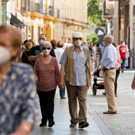  Imagen de viandantes con mascarillas. EFE/Raúl Caro/Archivo