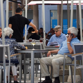  Personas disfrutan de un soleado día en la terraza de un restaurante en la plaza de la Rinconada de Valladolid en una "nueva normalidad". EFE/R. García