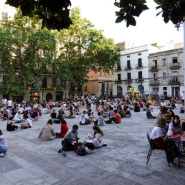 Multitud de jóvenes toman cervezas en la plaza del Sol del barrio de Gracia de Barcelona. EFE/ Alejandro García/Archivo