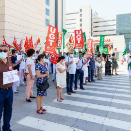 Trabajadores sanitarios se manifiestan ante un hospital de Granada para reclamar sus derechos y mejores condiciones laborales durante la pandemia el 16 de julio de 2020. Shutterstock / javi_indy