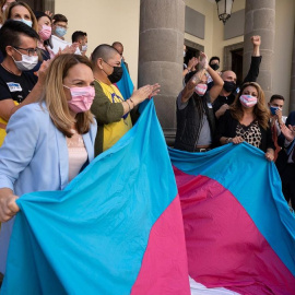  El presidente del Gobierno de Canarias, Ángel Víctor Torres (d), diputados regionales y representantes de junto colectivos LGTBI+ y Trans de Canarias posan tras ser aprobada por unanimidad la Ley de igualdad social y no discriminación por razón de id