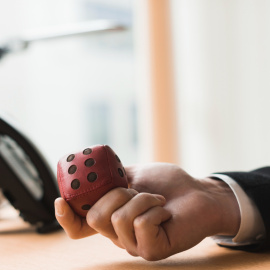 Los jueces juegan a los dados.- Freepik.